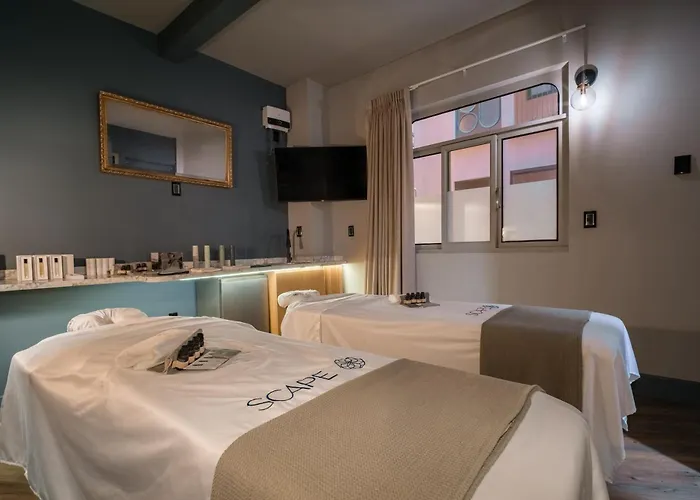 Pandora House Hotel *