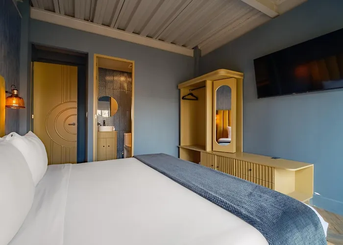 Pandora House Hotel *