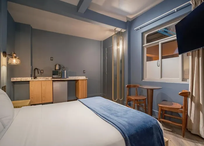 Pandora House Hotel *
