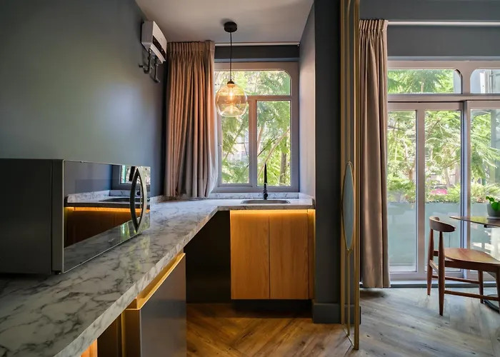 Pandora House Hotel *